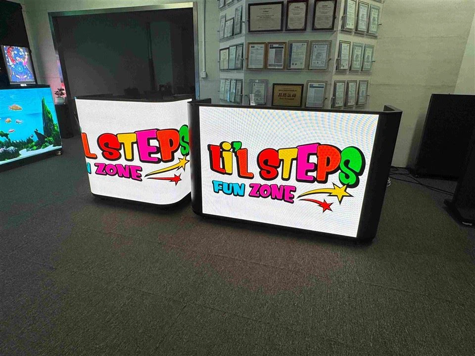 Портативна кабінка ді-джея зі світлодіодним екраном відеостіни